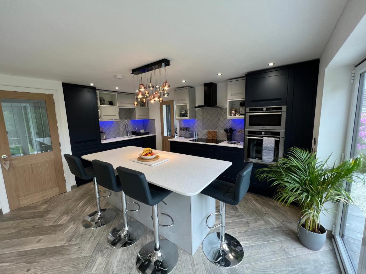 Stylish Modern Home With Parking Enclosed Garden Holyhead Bagian luar foto