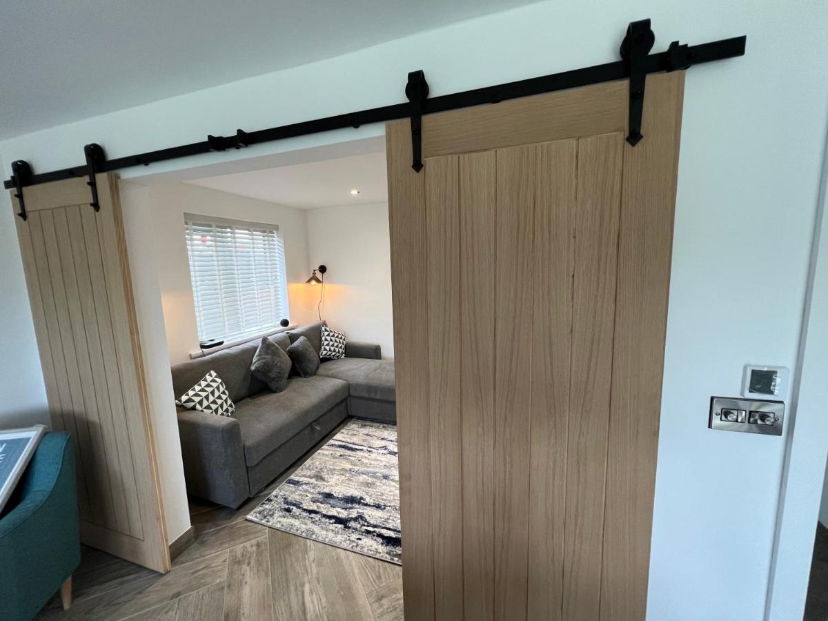 Stylish Modern Home With Parking Enclosed Garden Holyhead Bagian luar foto