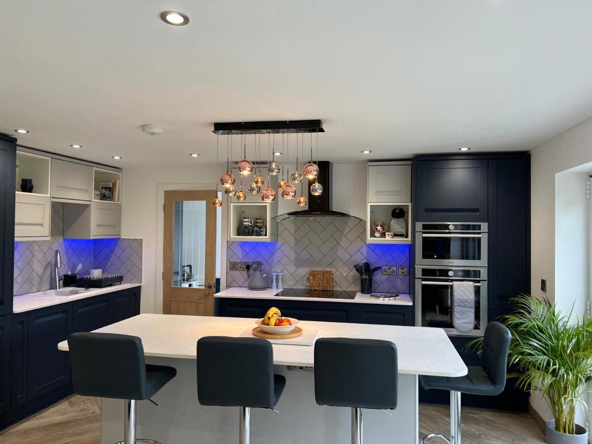 Stylish Modern Home With Parking Enclosed Garden Holyhead Bagian luar foto