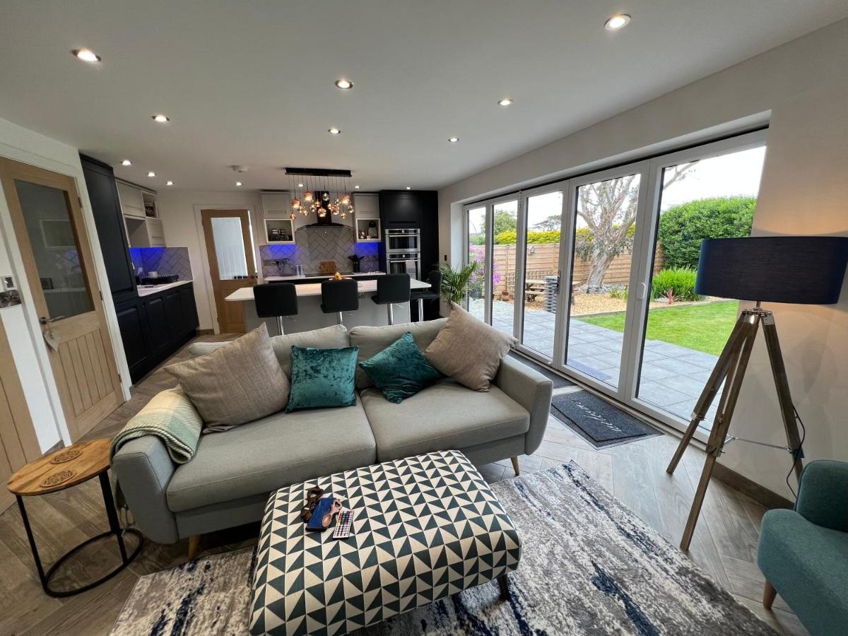 Stylish Modern Home With Parking Enclosed Garden Holyhead Bagian luar foto