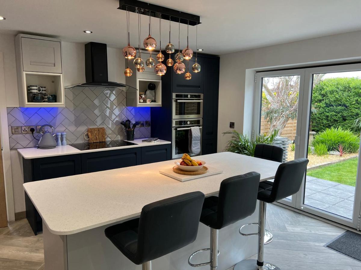 Stylish Modern Home With Parking Enclosed Garden Holyhead Bagian luar foto