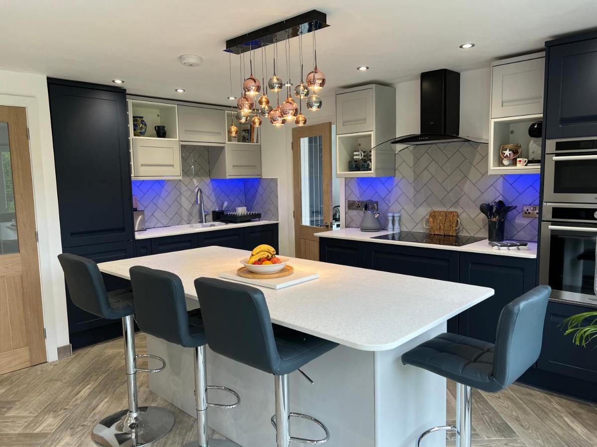 Stylish Modern Home With Parking Enclosed Garden Holyhead Bagian luar foto