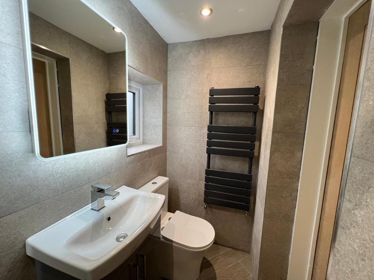 Stylish Modern Home With Parking Enclosed Garden Holyhead Bagian luar foto