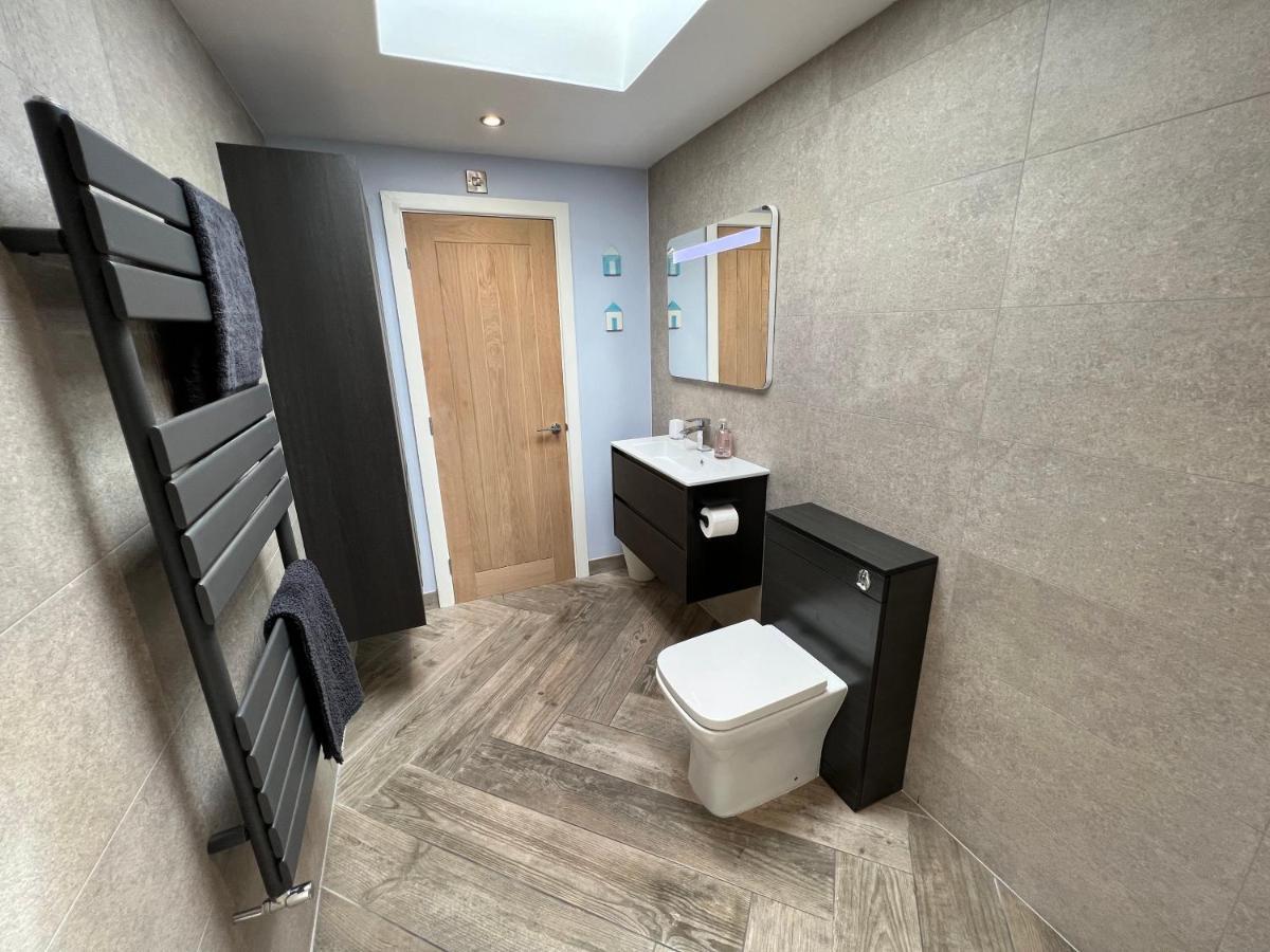 Stylish Modern Home With Parking Enclosed Garden Holyhead Bagian luar foto