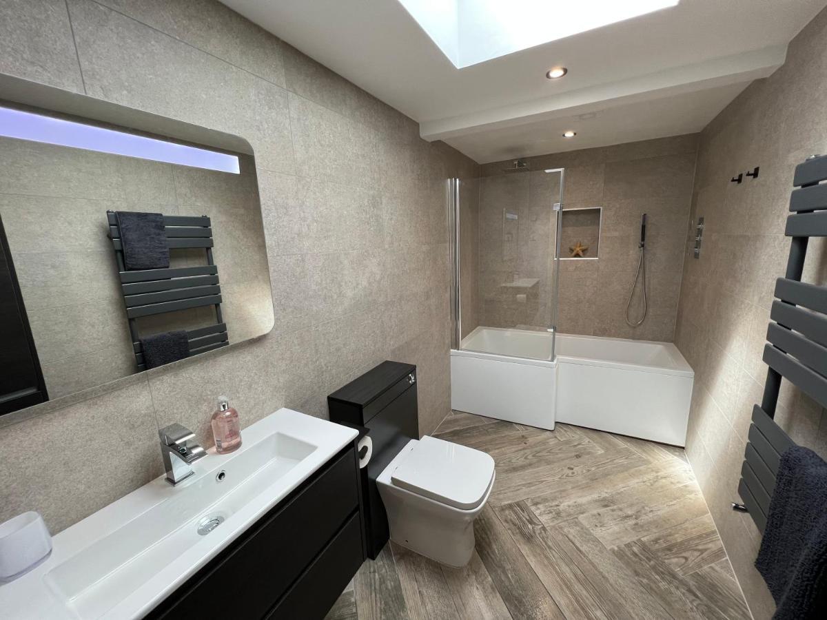 Stylish Modern Home With Parking Enclosed Garden Holyhead Bagian luar foto