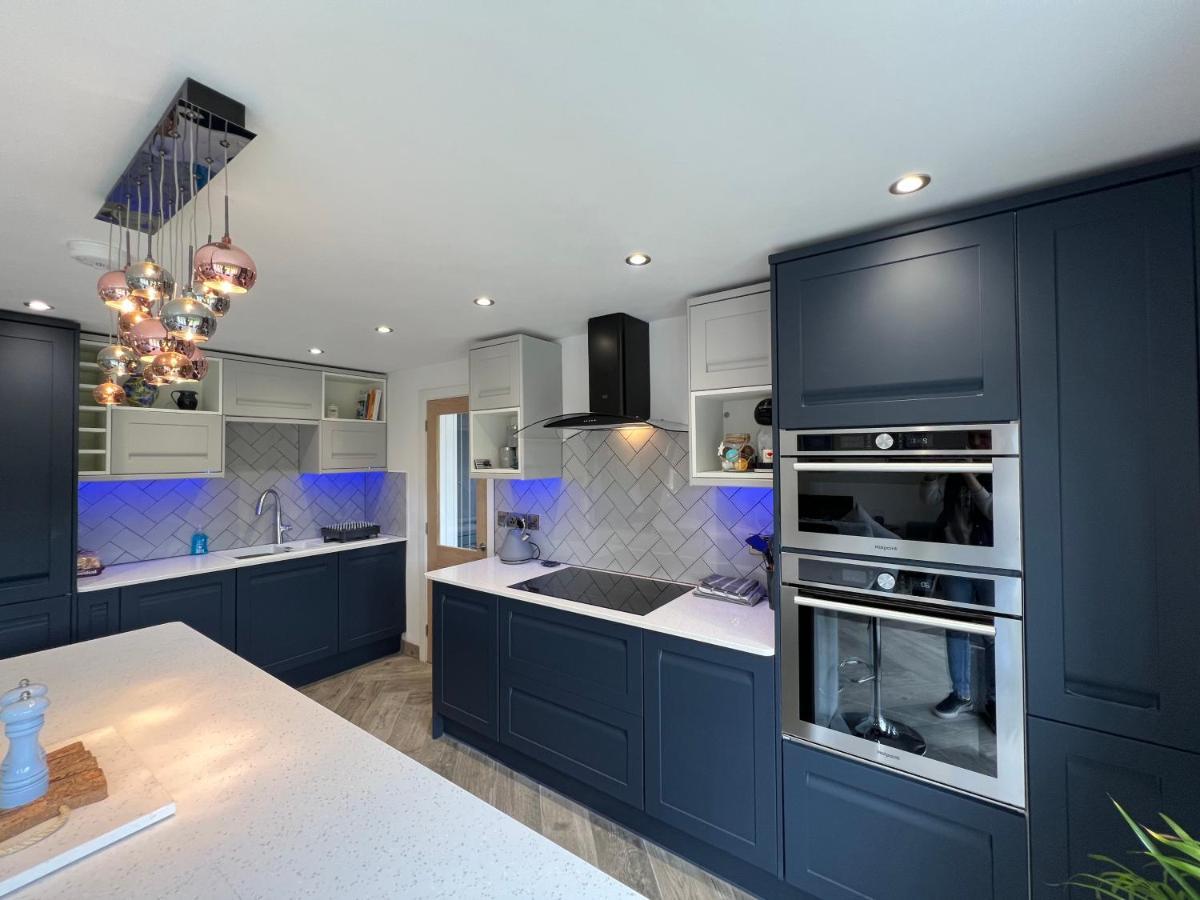 Stylish Modern Home With Parking Enclosed Garden Holyhead Bagian luar foto