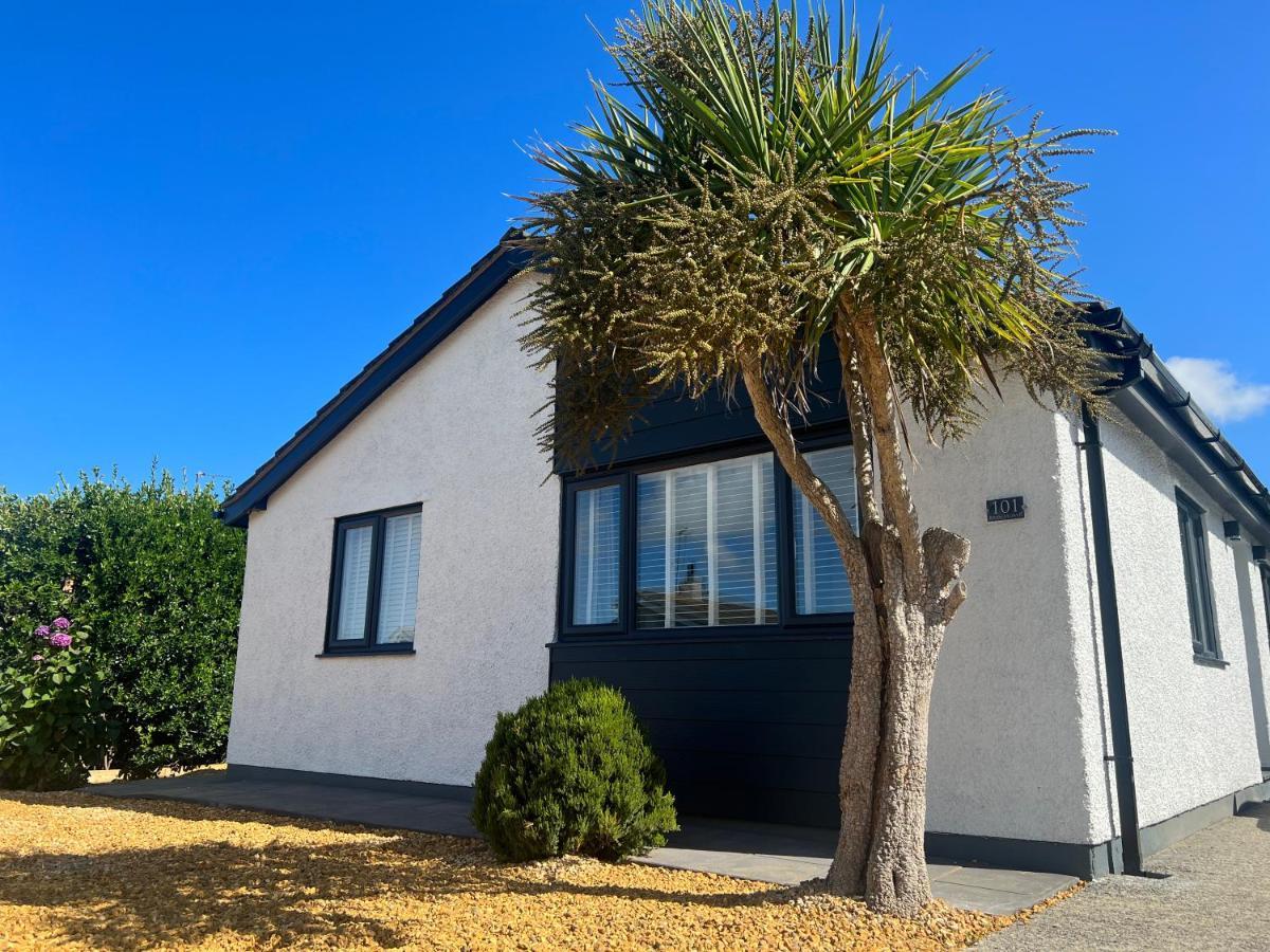 Stylish Modern Home With Parking Enclosed Garden Holyhead Bagian luar foto