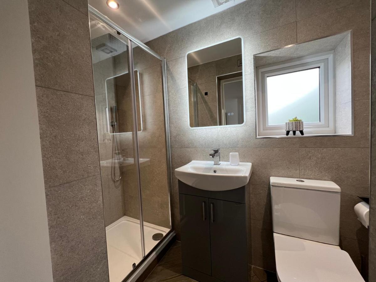 Stylish Modern Home With Parking Enclosed Garden Holyhead Bagian luar foto