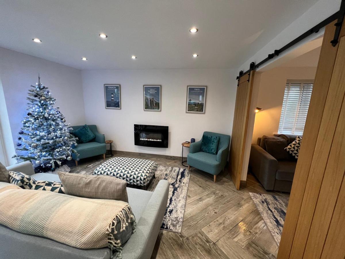 Stylish Modern Home With Parking Enclosed Garden Holyhead Bagian luar foto