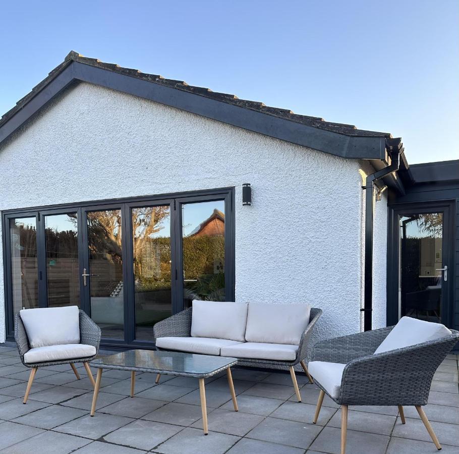 Stylish Modern Home With Parking Enclosed Garden Holyhead Bagian luar foto