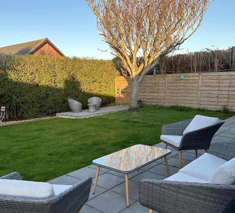 Stylish Modern Home With Parking Enclosed Garden Holyhead Bagian luar foto
