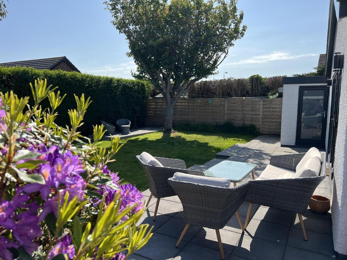 Stylish Modern Home With Parking Enclosed Garden Holyhead Bagian luar foto