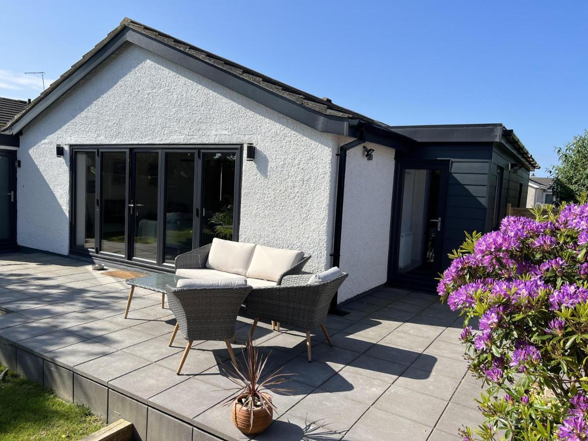 Stylish Modern Home With Parking Enclosed Garden Holyhead Bagian luar foto