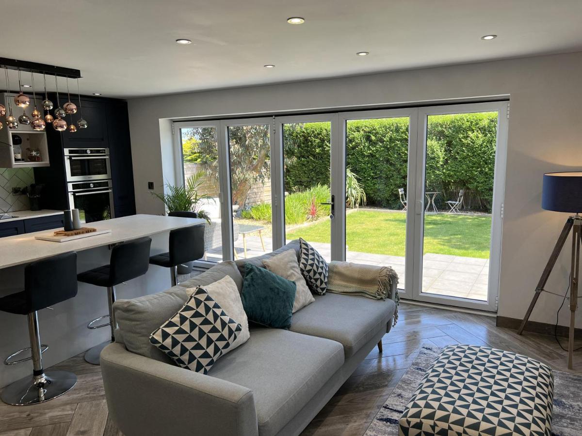 Stylish Modern Home With Parking Enclosed Garden Holyhead Bagian luar foto