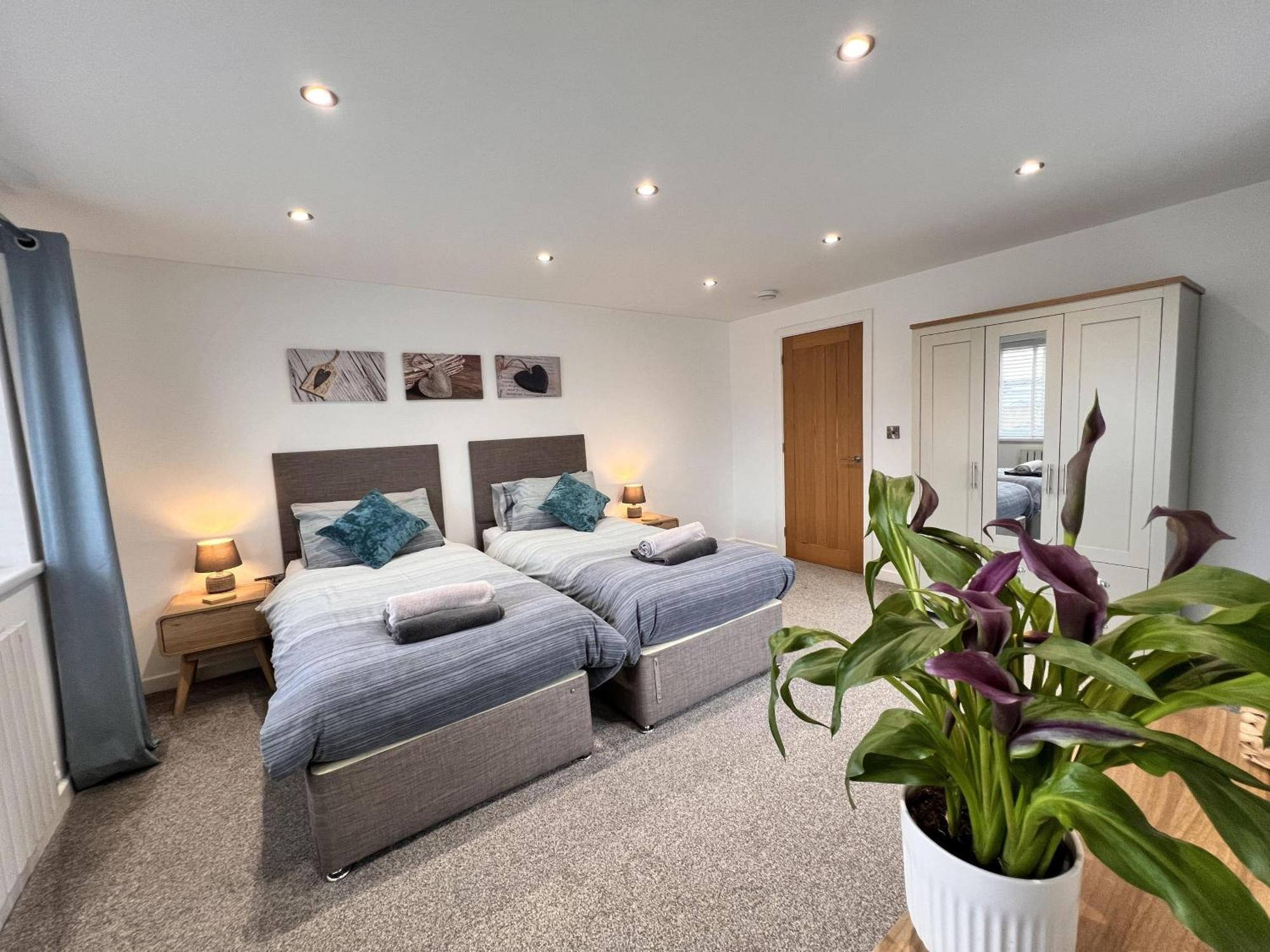 Stylish Modern Home With Parking Enclosed Garden Holyhead Bagian luar foto