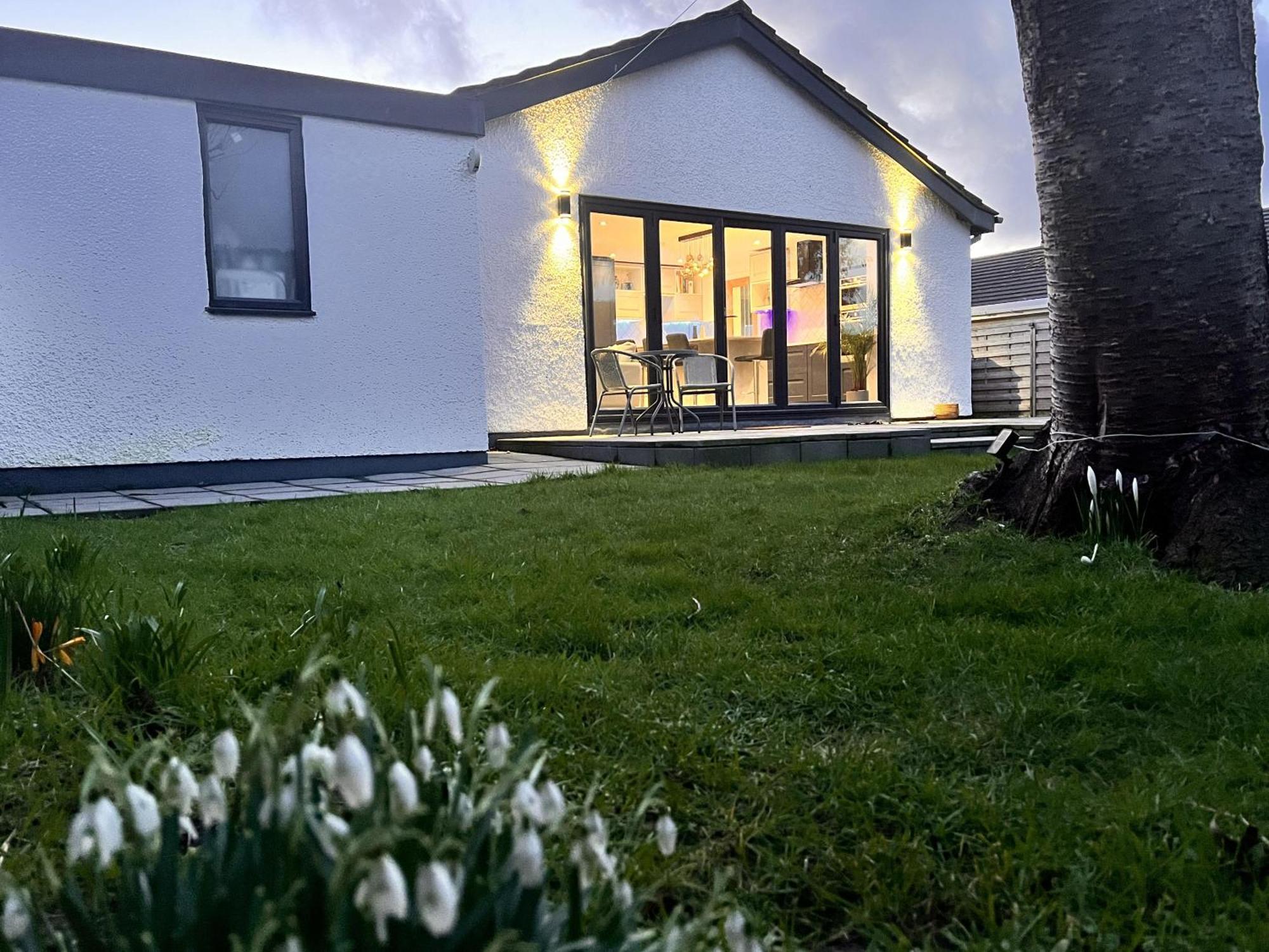 Stylish Modern Home With Parking Enclosed Garden Holyhead Bagian luar foto