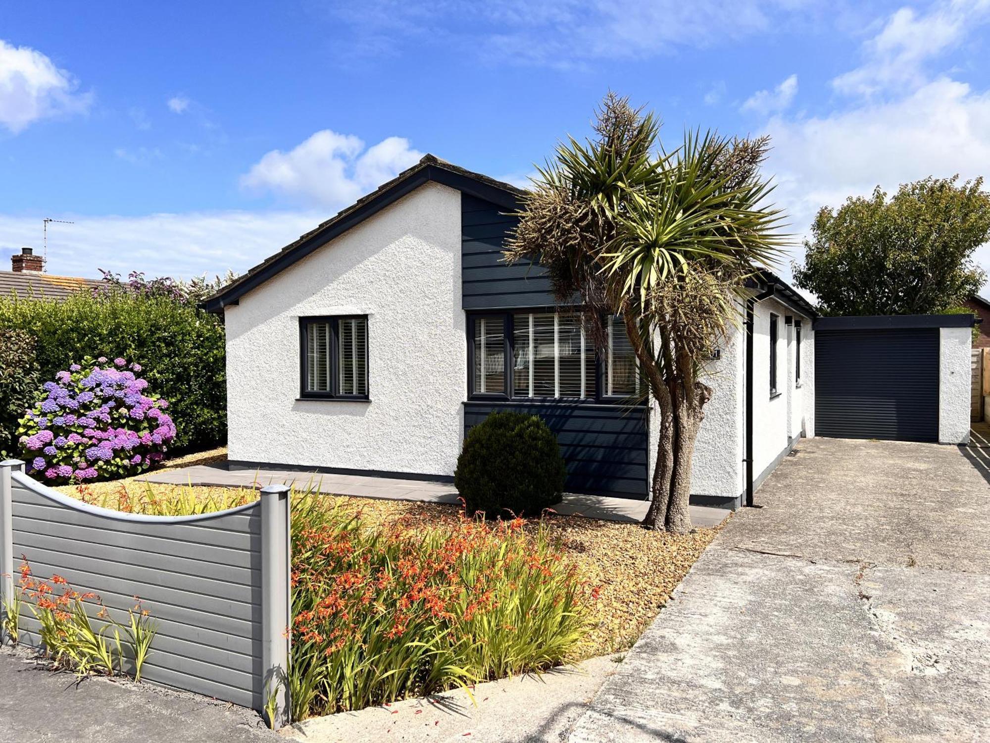 Stylish Modern Home With Parking Enclosed Garden Holyhead Bagian luar foto